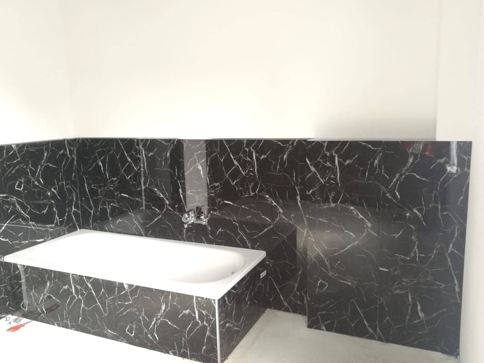 Alternativa in marmo alle piastrelle del bagno/ Black White