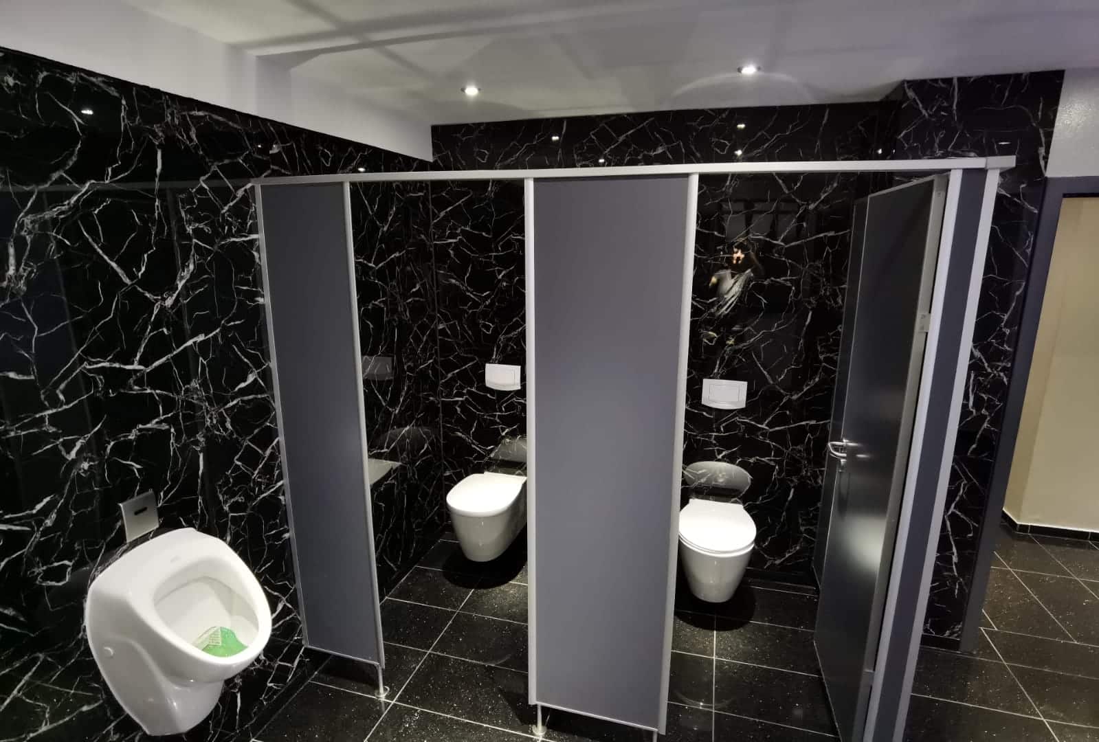 Alternativa in marmo alle piastrelle del bagno/ Black White