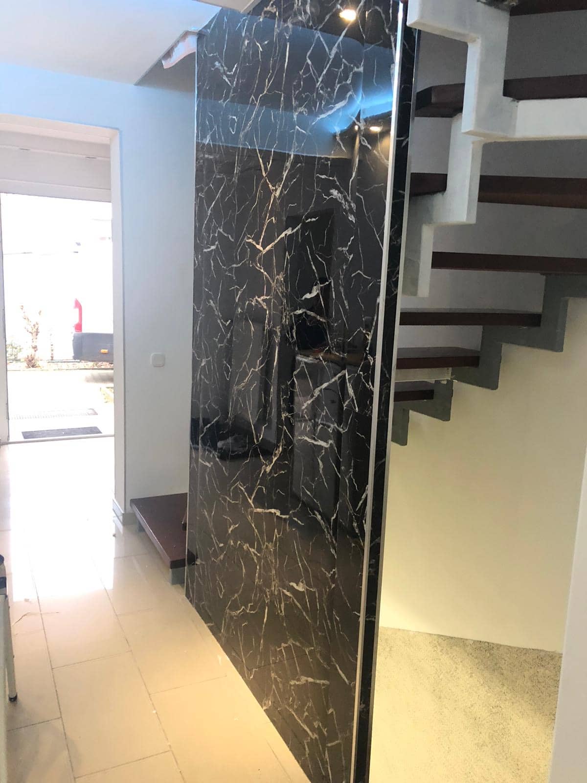 Alternativa in marmo alle piastrelle del bagno/ Black White