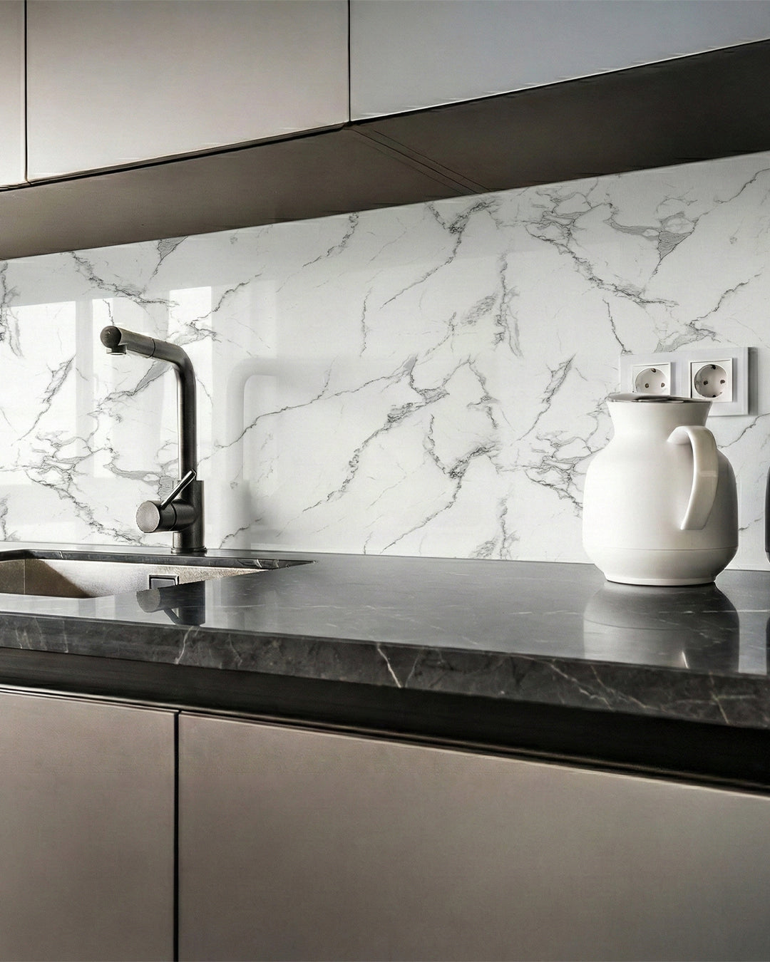 Marble alternative to bathroom tiles / Carrara